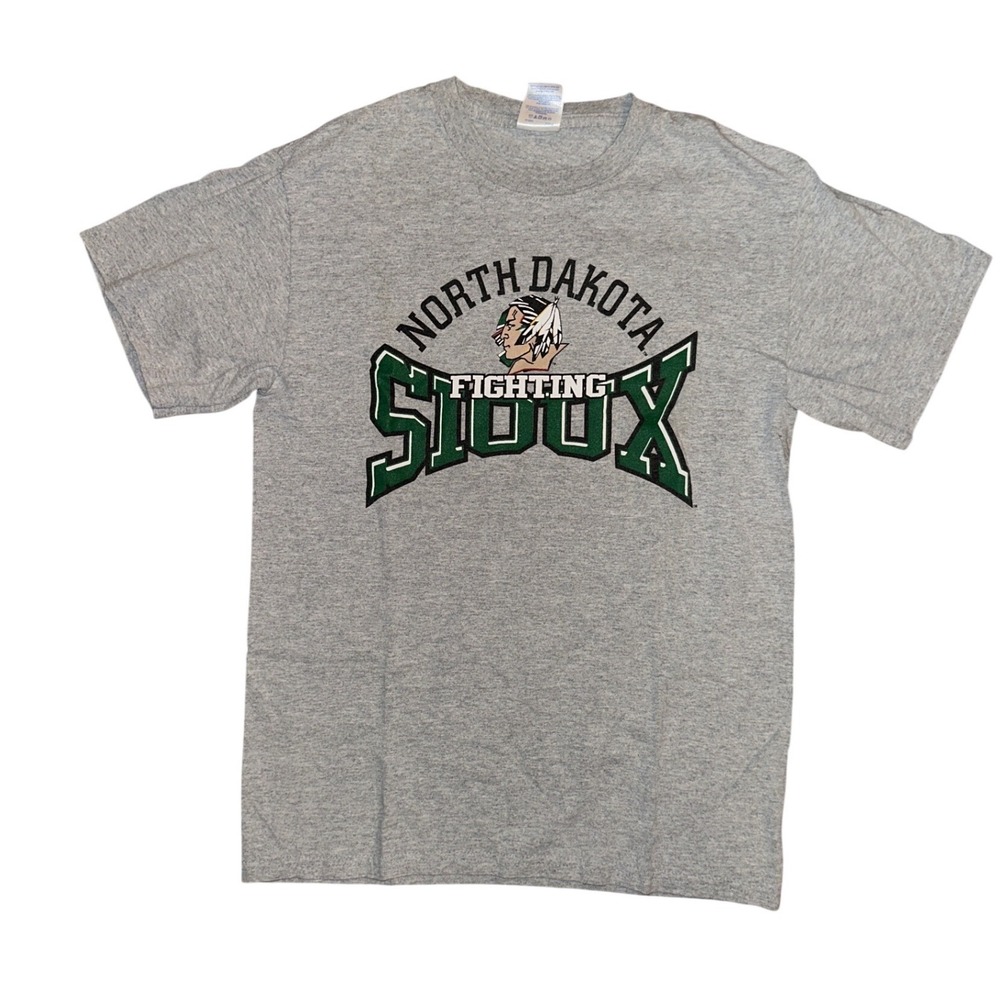 Gildan North Dakota Fighting Sioux T-Shirt Small Gray UND College Graphic Tee